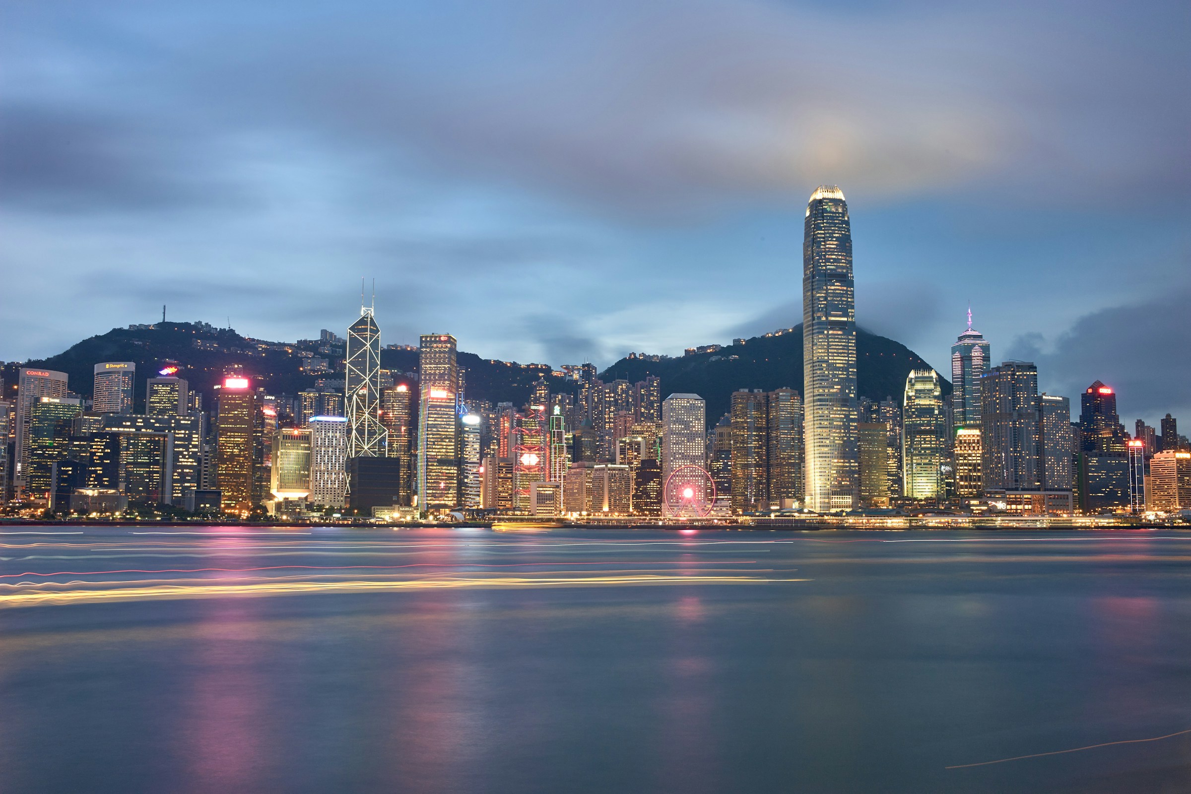 黃昏時分的香港維多利亞港與城市景色